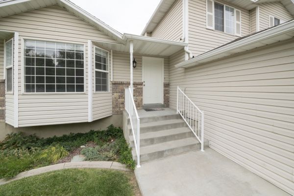 Cost of White Vinyl Siding Replacement in Arlington